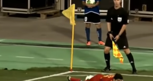 VIDEO: Chưa đá đã run, cầu thủ tạo ra quả phạt góc tệ nhất lịch sử