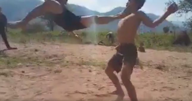 VIDEO: Hai thanh niên tỉ thí võ thuật mãn nhãn như phim hành động