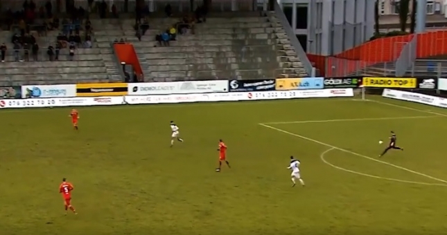 VIDEO: Thủ môn lập siêu phẩm hơn 90 mét, ấn định chiến thắng