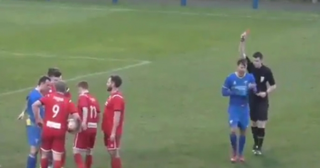 Hy hữu: Cầu thủ nhận 3 thẻ liên tiếp trước khi bị đuổi khỏi sân