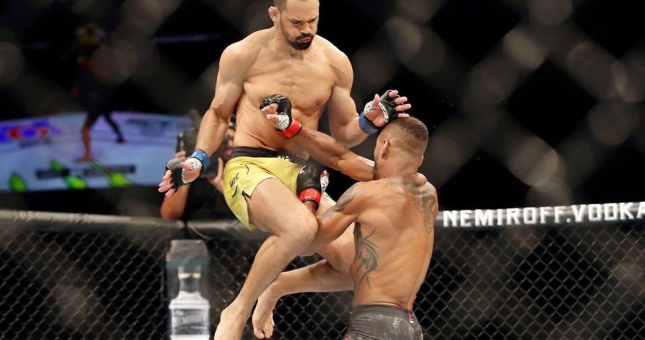 VIDEO: Võ sĩ UFC sử dụng 'lăng ba vi bộ' hạ knock-out đối thủ