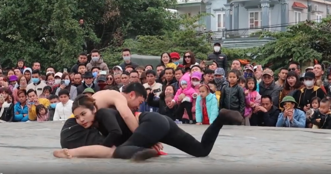 VIDEO: Nữ đô vật Việt Nam thi đấu trên cơ nam giới