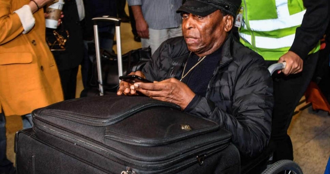 Huyền thoại Pele trầm cảm vì không thể đi lại