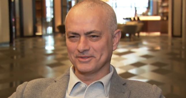 Mourinho: 'Tôi ngủ gật nên bị cạo trọc đầu'