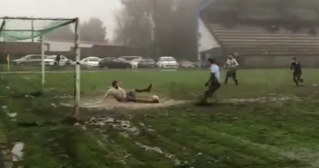 VIDEO: Trận đấu 'lầy lội' nhất thế giới ở Tây Ban Nha