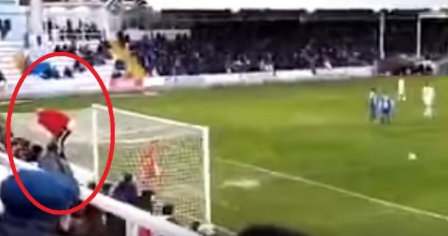 HÀI HƯỚC: CĐV khiến đối thủ đá hỏng penalty theo cách khó đỡ