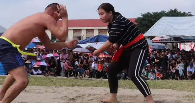 VIDEO: Siêu đô vật nữ đánh bại đối thủ nam đầy thuyết phục