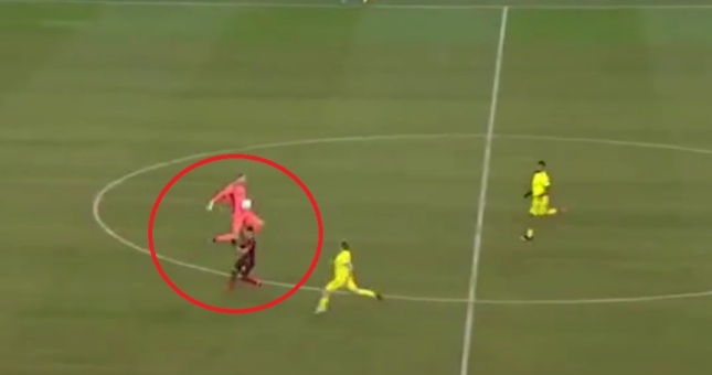 VIDEO: Thủ môn lên giữa sân bắt bóng và cái kết gây phẫn nộ