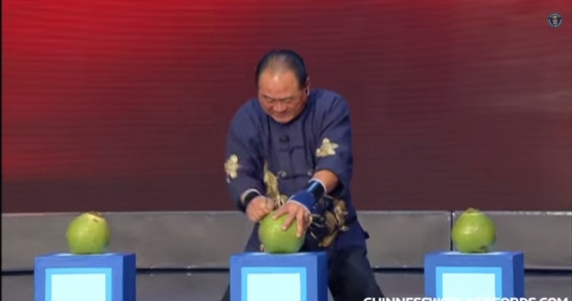 VIDEO: Võ sư Thiếu Lâm dùng 'nhất dương chỉ' lập kỷ lục Guinness