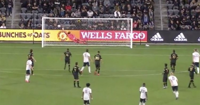 VIDEO: Siêu phẩm đá phạt của Roberto Carlos được tái hiện ở Mỹ