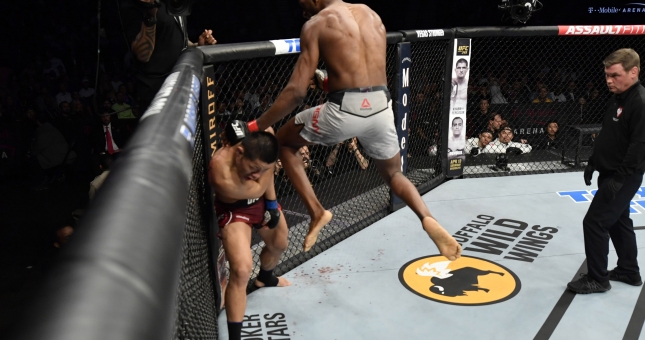 Coi thường 'Đệ nhất Thiếu Lâm', võ sĩ MMA số 1 Trung Quốc 'ăn hành' ở UFC