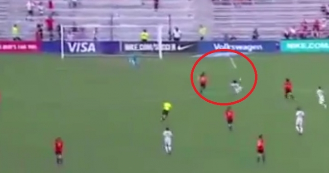 VIDEO: Nữ cầu thủ Nhật Bản lập siêu phẩm đá bóng như đá cầu