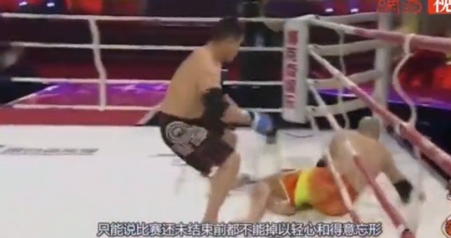 Võ sĩ Trung Quốc bị đánh bay, bất tỉnh vì thách đấu đối thủ ít hơn 32 tuổi