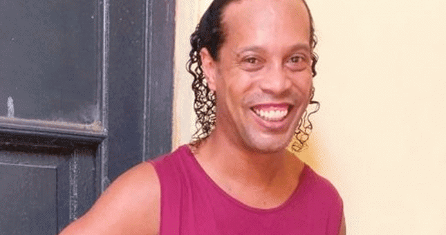 Ronaldinho đá bóng trong tù với điều luật siêu dị