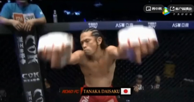 VIDEO: Mải 'tấu hài', võ sĩ Nhật Bản no đòn với tay đấm Trung Quốc
