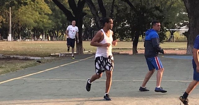 'Ngồi tù thì Ronaldinho vẫn đẳng cấp hơn Lingard'