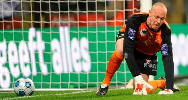 HÀI HƯỚC: Thủ môn phản lưới nhà vì 'gặp vấn đề về quang học'