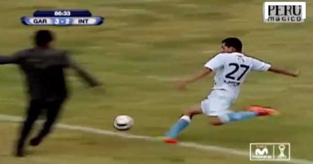 VIDEO: HLV nhận trái đắng vì lợi dụng phạm lỗi với cầu thủ