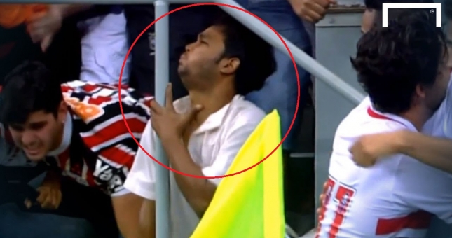 VIDEO: Cổ động viên đen đủi nhất thế giới khi ăn mừng bàn thắng