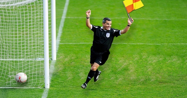 VIDEO: Dở khóc dở cười với pha ghi bàn bất đắc dĩ của trọng tài