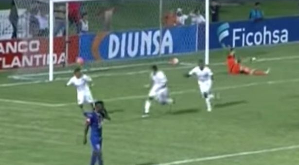 VIDEO: Siêu phẩm bàn thắng được ghi bởi... nữ cổ động viên