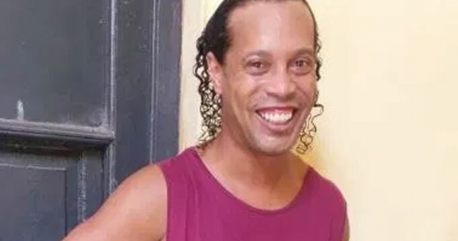 Ronaldinho chơi môn thể thao lạ trong tù