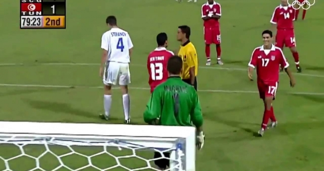 Trọng tài 'khó tính' và quả penalty dài nhất lịch sử bóng đá