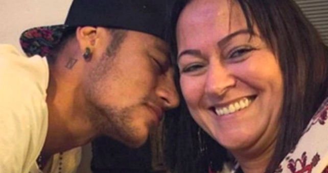 Mẹ Neymar hẹn hò với fan của con trai kém 30 tuổi