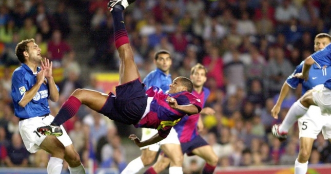 VIDEO: Huyền thoại Barca lập cú hat-trick đỉnh nhất mọi thời đại