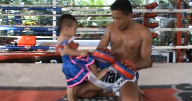 VIDEO: Kinh ngạc khả năng Muay Thái của em bé 1 tuổi