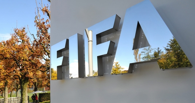 FIFA thừa nhận gặp khó, nhiều cầu thủ dễ phải 'ra đường'