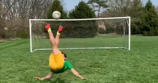 VIDEO: 4 triệu lượt xem cú đá rabona kiểu 'xe đạp chổng ngược'