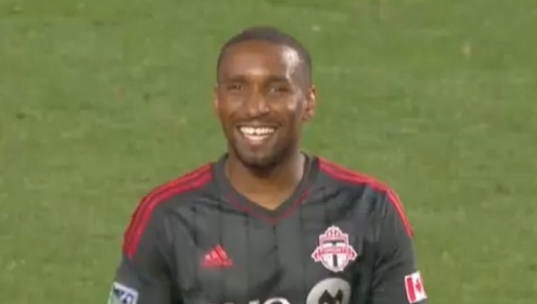 Cựu sao Ngoại hạng Anh bẽ mặt vì tranh đá phạt với đồng đội