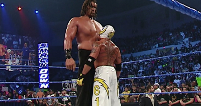 Đô vật tí hon ăn đòn 'sấp mặt' khi đối đầu gã khổng lồ hơn 2 mét