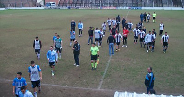 Trọng tài rút 36 thẻ đỏ đuổi toàn bộ cầu thủ trên sân