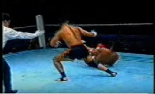 Cung Lê ra mưa đòn khiến 'vua đấu vật Trung Quốc' bỏ chạy