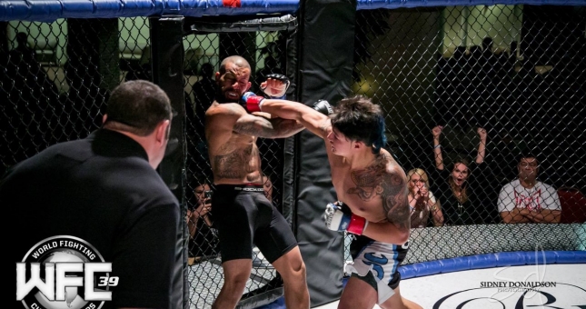 Em trai Thành Lê đánh gục võ sĩ Mỹ bằng mưa đòn như súng máy