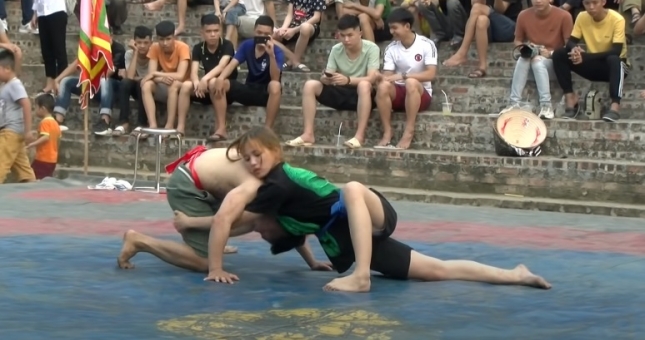 Thiếu nữ xinh đẹp đấu vật với đàn ông và cái kết mãn nhãn