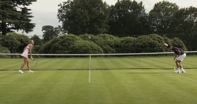 VIDEO: Sharapova đánh tennis trúng 'chỗ hiểm' của Djokovic