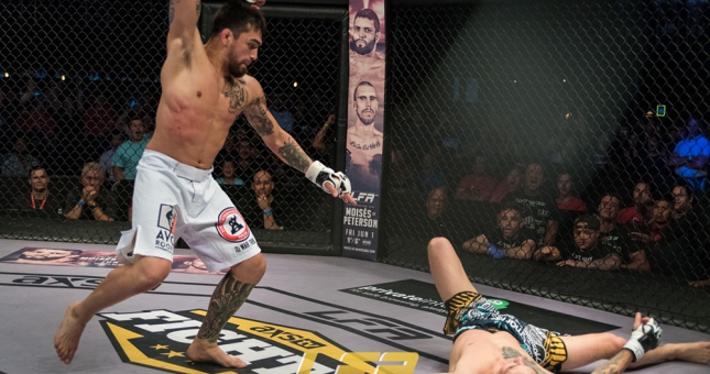 Mải tấn công, Thành Lê bị hạ gục vì dính 'đòn trời giáng'