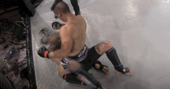 Võ sĩ gốc Việt trút mưa đòn khiến đối thủ xăm trổ thảm bại