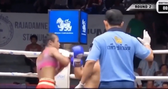 VIDEO: Nữ võ sĩ Muay Thái đối đầu với nam và cái kết bất ngờ