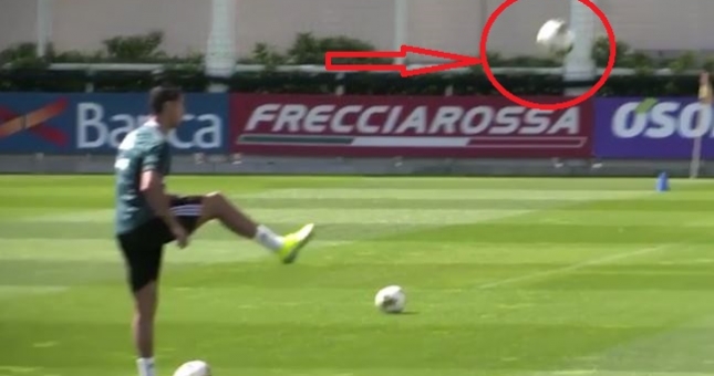 VIDEO: Ronaldo trình diễn kỹ năng bóng rổ... bằng chân