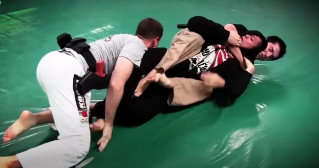 Võ sĩ MMA một mình chấp 2 đặc nhiệm và cái kết khó tránh