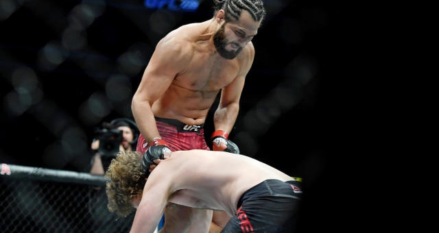 VIDEO: Cú 'gối bay' knock-out nhanh nhất lịch sử UFC