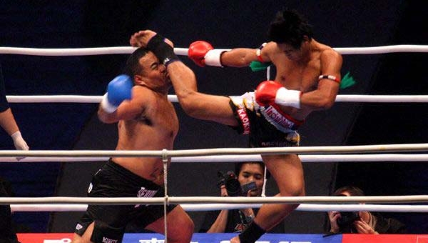 'Cậu bé chăn cừu' bay người hạ knock-out gã khổng lồ