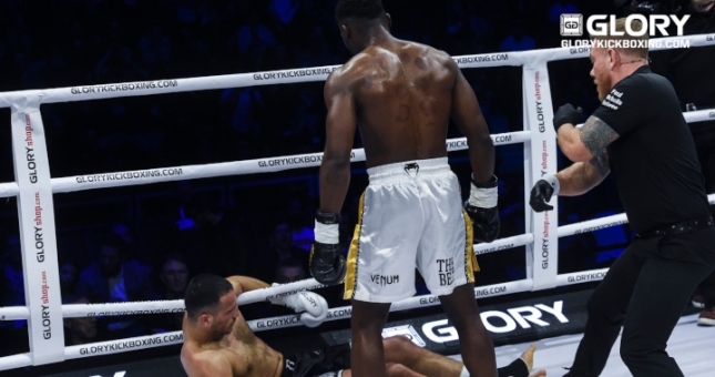 VIDEO: Tưởng đã thắng, võ sĩ chạy ra khỏi sàn đấu và cái kết