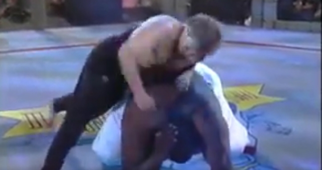 VIDEO: Võ sĩ 90kg ra đòn như giã gạo 'nghiền nát' đối thủ 270kg