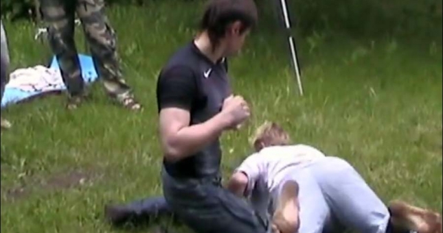 Giơ mặt cho đối thủ đấm, võ sư truyền điện nhận cái kết bẽ bàng