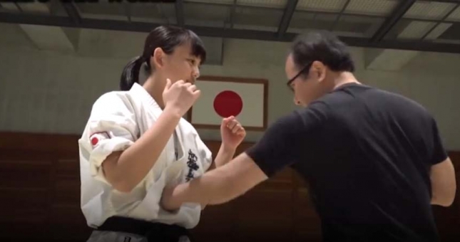 VIDEO: Hot girl karate luyện tập tuyệt kỹ 'mình đồng da sắt'